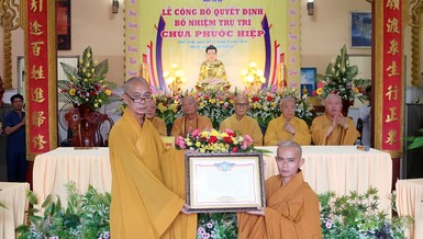 Hòa thượng Thích Huệ Pháp, Phó ban Trị sự kiêm Phó ban Tăng sự GHPGVN tỉnh Vĩnh Long trao quyết định bổ nhiệm trụ trì chùa Phước Hiệp đến Đại đức Thích Minh Thành 
