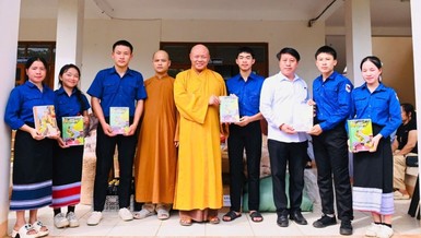 Chư tôn đức Ban Trị sự GHPGVN tỉnh Thanh Hóa trao quà tại Trường Nội trú tỉnh Hủa Phăn