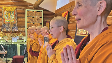 Chư Ni cùng nhau tu tập tại tu viện Sravasti Abbey, Hoa Kỳ