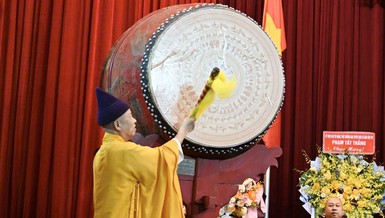 Hòa thượng Thích Thanh Quyết đánh trống khai giảng năm học mới 2025-2026