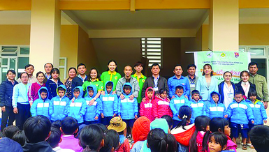 Câu lạc bộ Cỏ bốn lá tổ chức chương trình Xuân từ bi tại Quảng Ngãi - Ảnh: NVCC