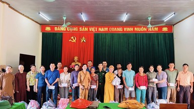 Đại đức Thích Tâm Ngọc và các thành viên trong đoàn từ thiện trao quà đến các hộ dân