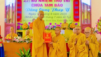 Thượng tọa Thích Huệ Khai trao quyết định bổ nhiệm trụ trì chùa Tam Bảo đến Đại đức Thích Trung Định