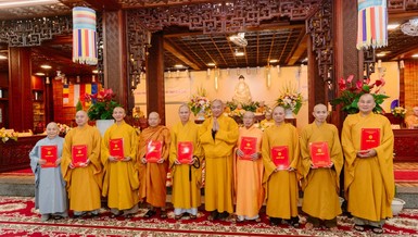 Thượng tọa Thích Phước Nguyên trao quyết định chuẩn y nhân sự Ban Trị sự GHPGVN tỉnh Đắk Lắk, sau sáp nhập