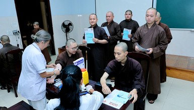 Khám bệnh, chăm sóc sức khỏe Tăng Ni sinh đang tu học nội trú là hoạt động thường niên do Học viện Phật giáo VN tại TP.HCM phối hợp tổ chức