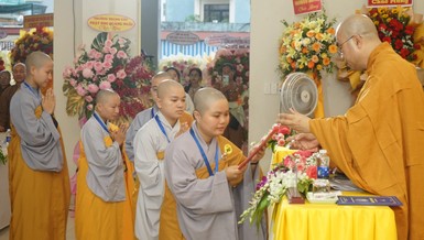 Trao Bằng tốt nghiệp đến Ni sinh Trường Trung cấp Phật học Đà Nẵng