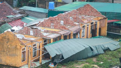 Nhiều công trình bị tốc mái, hư hỏng nghiêm trọng - Ảnh: Cẩm Kỳ