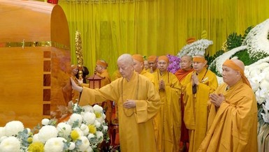 Đức Pháp chủ GHPGVN tưởng niệm Trưởng lão Hòa thượng Thích Trí Tịnh - Phó Pháp chủ Hội đồng Chứng minh - Ảnh: Bảo Toàn/BGN