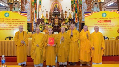 Trưởng lão Hòa thượng Thích Thiện Pháp, Ủy viên Thường rực Hội đồng Chứng minh, Phó Chủ tịch Thường trực Hội đồng Trị sự trao quyết định chuẩn y nhân sự đến Ban Trị sự GHPGVN tỉnh Khánh Hòa mới sau hợp nhất