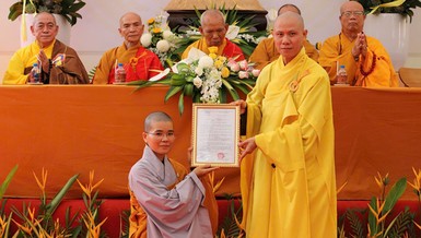 Đại đức Thích Nguyên Minh trao quyết định bổ nhiệm trụ trì chùa Phổ Bảo đến Sư cô Thích nữ Thánh Tánh