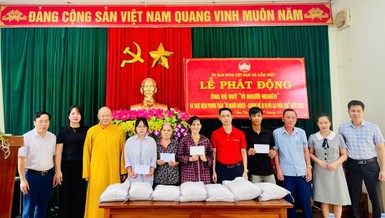 Trao quà đến các hoàn cảnh khó khăn tại địa phương