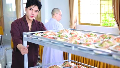 Hồ Thanh Phong - pháp danh Chơn Tịnh công quả tại chùa - Ảnh: NVCC