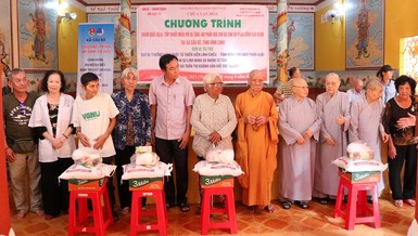 Trao quà đến bà con có hoàn cảnh khó khăn