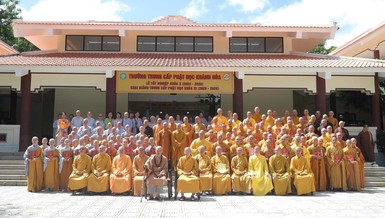 Lưu niệm sau Lễ tốt nghiệp khóa X, khai giảng Trung cấp Phật học khóa XI tại Trường Trung cấp Phật học Khánh Hòa 
