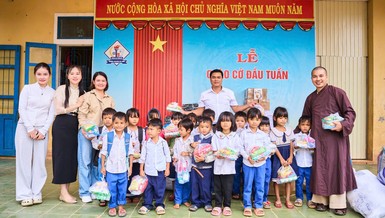Câu lạc bộ Học bổng An Nhiên trao quà đến các em học sinh tiểu học