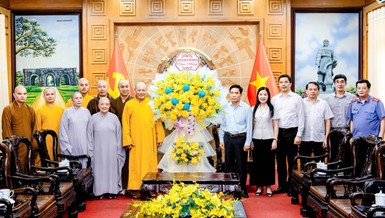 Ban Trị sự GHPGVN tỉnh Thanh Hóa tặng hoa chúc mừng