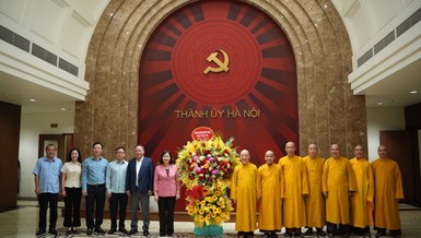 Ban Trị sự GHPGVN TP.Hà Nội tặng hoa chúc mừng