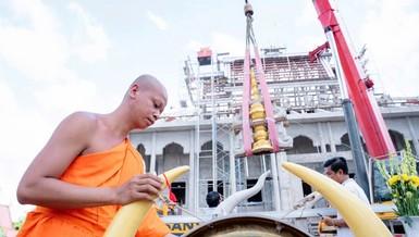 Chuyển đỉnh chánh điện cùng các hạng mục khác lên đặt trên chánh điện tại những vị trí đã được ấn định