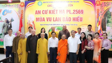 Đoàn công tác chụp ảnh lưu niệm cùng chư tôn đức Ban Trị sự GHPGVN tỉnh Vĩnh Long tại chùa Lưỡng Xuyên