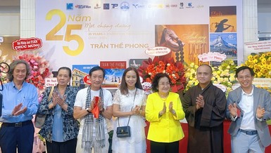 Chúc mừng khai mạc triển lãm ảnh "25 năm - một chặng đường" của nhiếp ảnh gia Trần Thế Phong