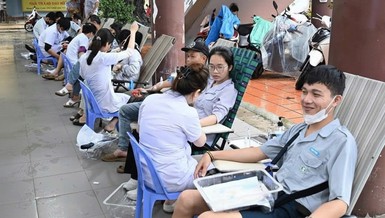 Các bạn đoàn sinh tham gia hiến máu nhân đạo tại chùa Pháp Lâm