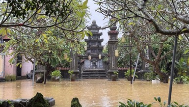 Bảo tháp Hòa thượng Thích Đức Trì trong khuôn viên tổ đình Ba La Mật bị nước lũ bao quanh