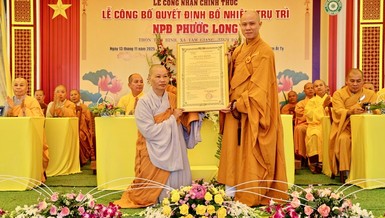 Đại đức Thích Nguyên Minh trao quyết định bổ nhiệm trụ trì niệm Phật đường Phước Long đến Sư cô Thích nữ Thông Bảo trong niềm hoan hỷ của đại chúng