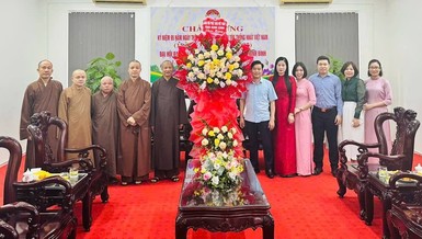 Ban Trị sự GHPGVN tỉnh tặng hoa chúc mừng nhân kỷ niệm 95 năm Ngày truyền thống MTTQVN