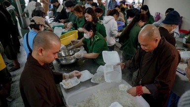 Trong hai ngày 23 và 24-11, hơn 41.000 phần cơm do các bếp cơm từ thiện dã chiến của Ban Từ thiện xã hội GHPGVN TP.HCM thực hiện đã được chuyển đến hỗ trợ bà con đang chịu ảnh hưởng nặng nề bởi bão lũ tại miền Trung - Ảnh: Minh Trực