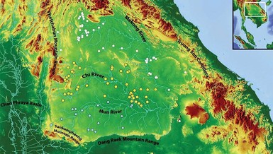 Cao nguyên Khorat, các dãy núi và vị trí các địa điểm Phật giáo trong hệ thống sông Mun (vòng tròn màu xanh), Chi (vòng tròn màu vàng) và Mekong (vòng tròn màu trắng)