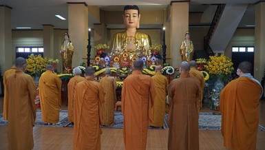 Chư tôn đức cầu nguyện cho lễ hạ giải và khởi công tái thiết tại chánh điện sáng nay 19-9-ÂL