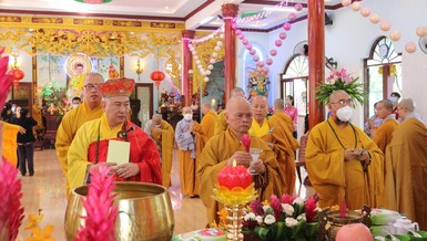 Chư tôn đức niệm hương cầu nguyện cho đồng bào tử vong trong đại dịch Covid-19