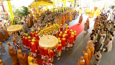 Phụng tống kim quan Hòa thượng Thích Thiện Toàn rời Giác linh đường chùa Pháp Lâm