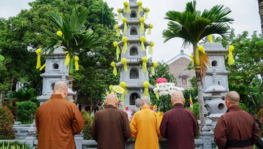 Trưởng lão Hòa thượng Thích Trí Quảng và chư tôn giáo phẩm Hội đồng Chứng minh dâng hương trước bảo tháp cố Đại lão Hòa thượng Thích Phổ Tuệ - Đức Đệ tam Pháp chủ GHPGVN