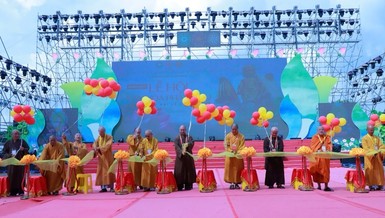 Cắt băng khai mạc Lễ hội Văn hóa Phật giáo chào mừng Đại lễ Vesak 2025 - Ảnh: Trung Thắng