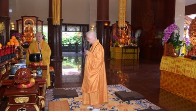 Đức Pháp chủ GHPGVN quang lâm thắp hương cầu nguyện tại lễ khai đàn - Ảnh: Bảo Toàn/BGN