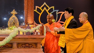 Chủ tịch nước Lương Cương dâng hoa và chiêm bái xá-lợi Đức Phật - Ảnh: Tâm Quý