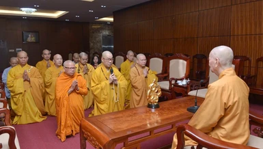 Ban Trị sự Phật giáo tỉnh Tiền Giang khánh tuế Đức Pháp chủ - Ảnh: Bảo Toàn/Báo Giác Ngộ