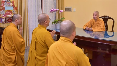 Thượng tọa Thích Lệ Lạc, Ủy viên HĐTS, Trưởng ban Trị sự GHPGVN tỉnh Vĩnh Long thỉnh thị Đức Pháp chủ về việc tổ chức Đại giới đàn - Ảnh: Quảng Đạo/Báo Giác Ngộ