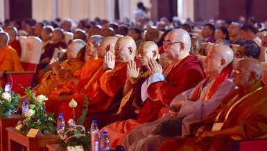 Đại biểu tham dự Đại lễ Vesak Liên Hiệp Quốc 2025 nhất tâm trong Lễ tụng kinh cầu nguyện cho hòa bình thế giới, mở đầu phiên làm việc buổi chiều - Ảnh: Quảng Đạo/BGN