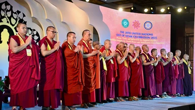 Truyền thống Phật giáo Kim Cương thừa cử hành nghi thức cầu nguyện cho hòa bình thế giới mở đầu ngày làm việc thứ hai của Đại lễ Vesak Liên Hiệp Quốc 2025 - Ảnh: Đăng Huy