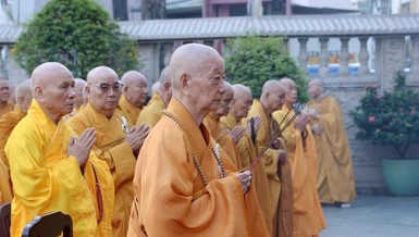 Đức Pháp chủ niêm hương trong Lễ an vị vĩnh viễn xá-lợi Trái tim Bồ-tát Thích Quảng Đức tại tháp Đa Bảo trong khuôn viên Việt Nam Quốc Tự - Ảnh: Bảo Toàn/BGN