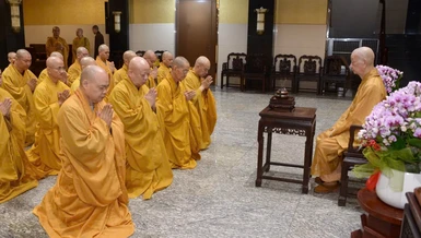 Ban Trị sự GHPGVN TP.HCM đảnh lễ khánh tuế Đức Pháp chủ - Ảnh: Bảo Toàn/BGN