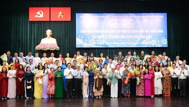 Lãnh đạo Thành phố chụp ảnh cùng các nhà báo và văn nghệ sĩ tại TP.HCM - Ảnh: Hoàng Hùng/SGGP