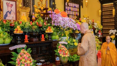 Đức Pháp chủ GHPGVN - Đại lão Hòa thượng Thích Trí Quảng thắp hương tưởng niệm Thượng toạ Thích Minh Phát - Ảnh: Tâm Quý/BGN