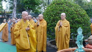 Đại lão Hòa thượng Thích Trí Quảng niêm hương, cử hành lễ Phật đản tại chùa Huê Nghiêm - Ảnh: Bảo Toàn/BGN