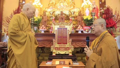 Hòa thượng Thiền chủ và Thượng tọa Phó Thiền chủ hạ trường chùa Quang Thọ tác pháp đối thú theo phép Thượng tọa - Ảnh: Lê Vũ/BGN