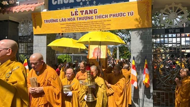Phụng tống kim quan Trưởng lão Hoà thượng Thích Phước Tú trà-tỳ - Ảnh: Tâm Phúc