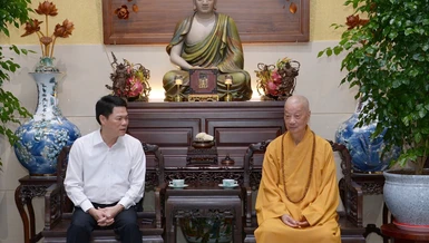 Cục trưởng Cục An ninh nội địa - Bộ Công an thăm, chúc mừng Đại lễ Vu lan đến Đức Pháp chủ GHPGVN - Ảnh: Bảo Toàn/BGN