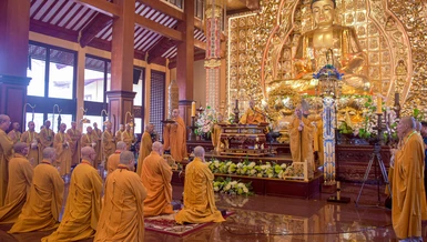 Ban Kiến đàn và chư tôn đức cầu thỉnh Đại lão Hòa thượng Thích Trí Quảng, Pháp chủ GHPGVN, Tuyên Luật sư Đại giới đàn Thanh Kiểm khai đạo giới tử - Ảnh: Quảng Đạo/BGN